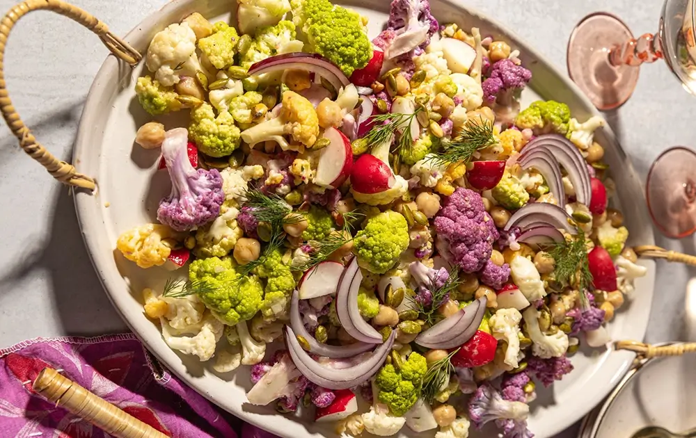 سلطة الحمص بالخضروات الطازجة