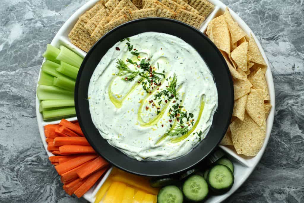 مقبلات الزبادي والخيار مع الأعشاب الطازجة