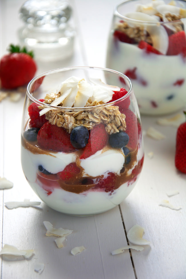 زبادي يوناني مع الشوفان والفواكه الطازجة لمرضى السكري