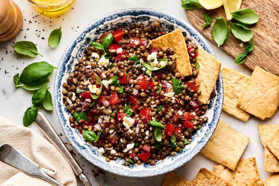 سلطة العدس الأخضر مع البصل والثوم والليمون