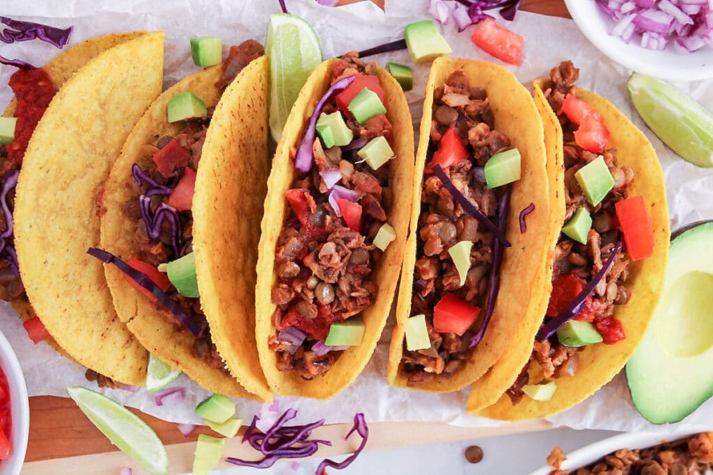 سلطة العدس الأخضر مع الطماطم والخس