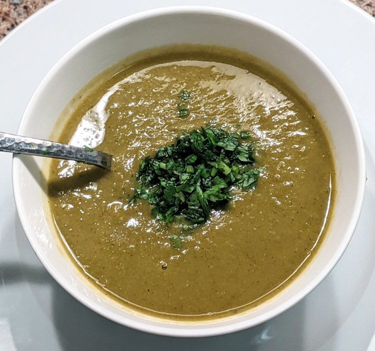 شوربة العدس الأخضر مع الليمون والكراوية