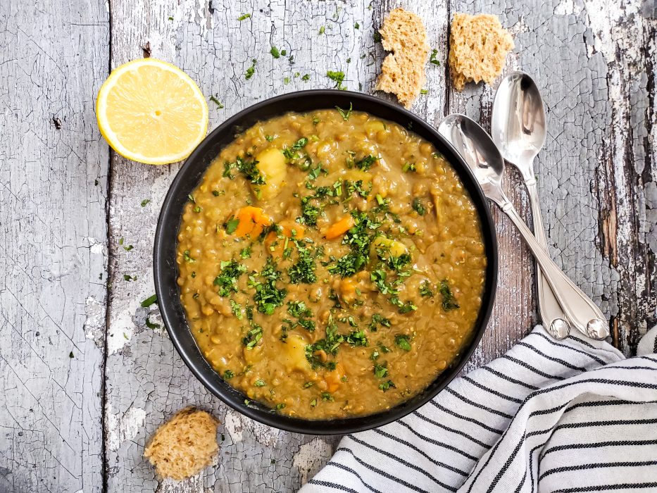 شوربة العدس الأخضر مع الليمون والكزبرة