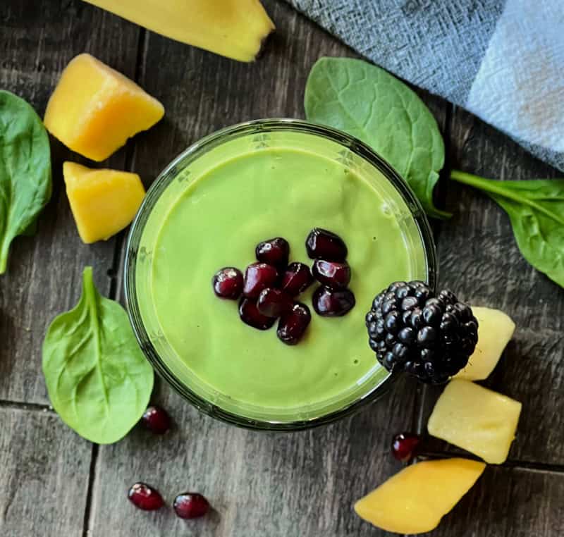 سموزي أخضر صحي ومنعش بالسبانخ والتفاح والموز - سريع وسهل