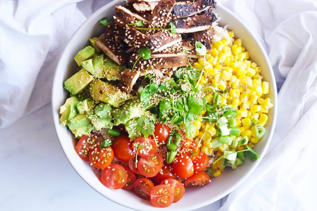 سلطة الدجاج المشوي والأفوكادو: وجبة رياضية صحية وسريعة