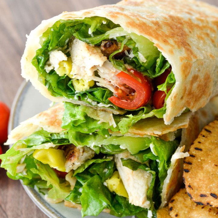 لفائف الدجاج المشوي بالخس والطماطم