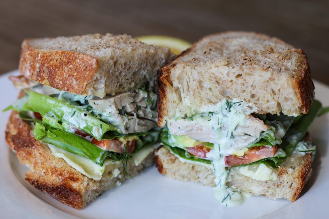 ساندويتش الدجاج المشوي مع خبز الحبوب الكاملة