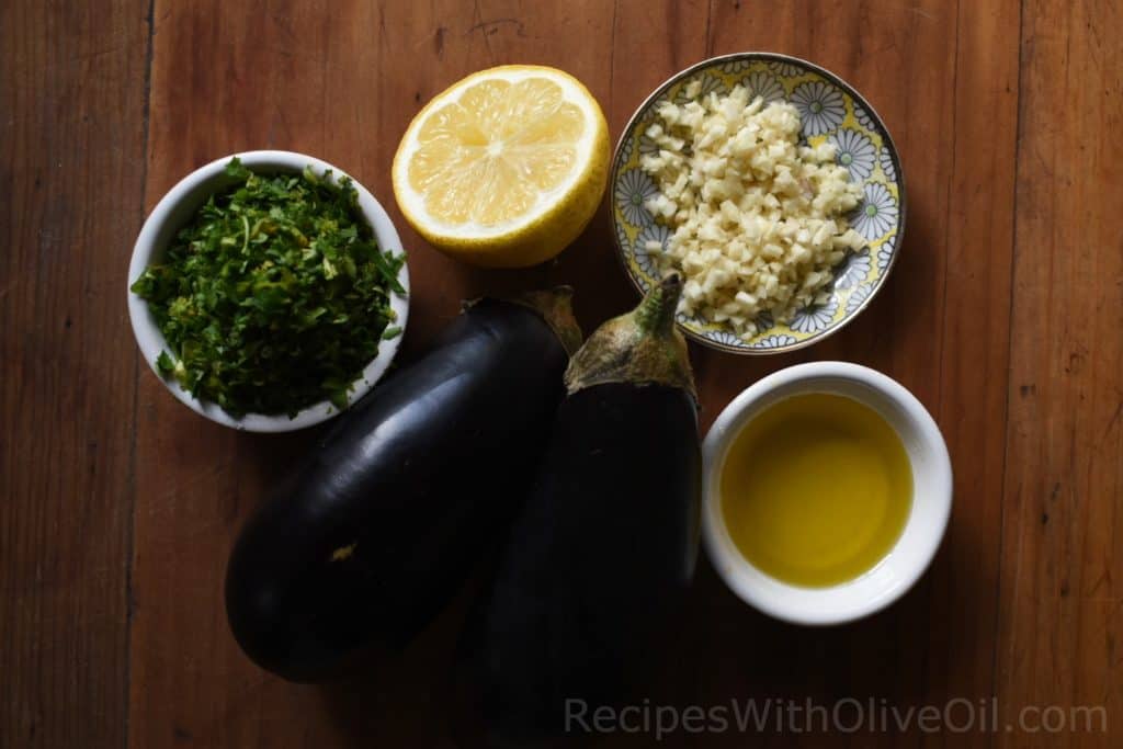 مقبلات الباذنجان المشوي بزيت الزيتون والثوم