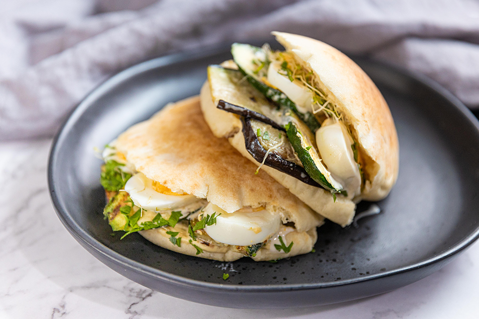 ساندويتش الباذنجان المشوي مع الطحينة