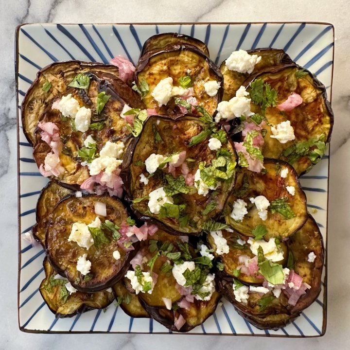 الباذنجان المشوي بالحامض والثوم