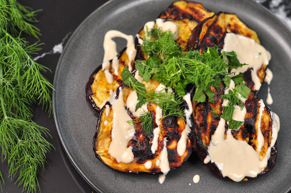 باذنجان مشوي بالطحينية والليمون