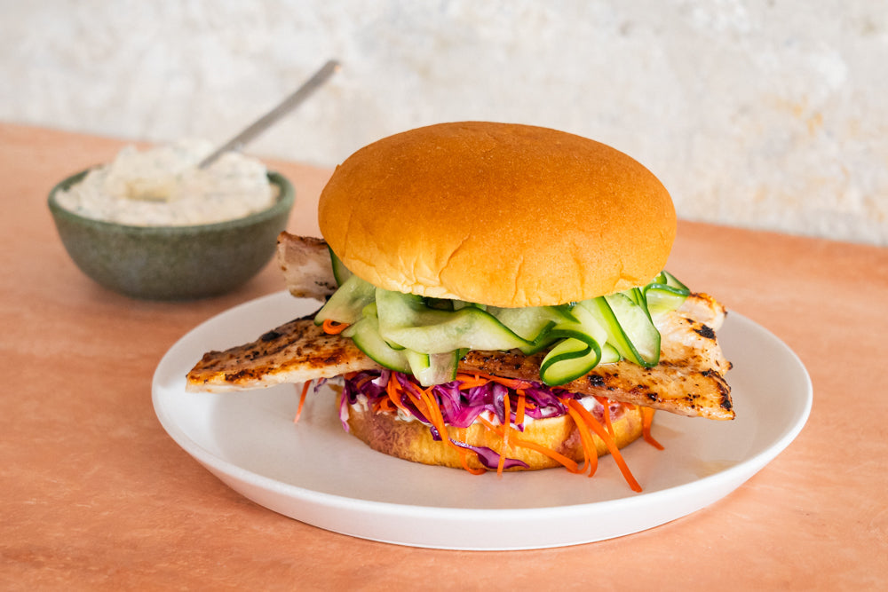 شطيرة السمك المشوي والخضروات على خبز الحبوب الكاملة