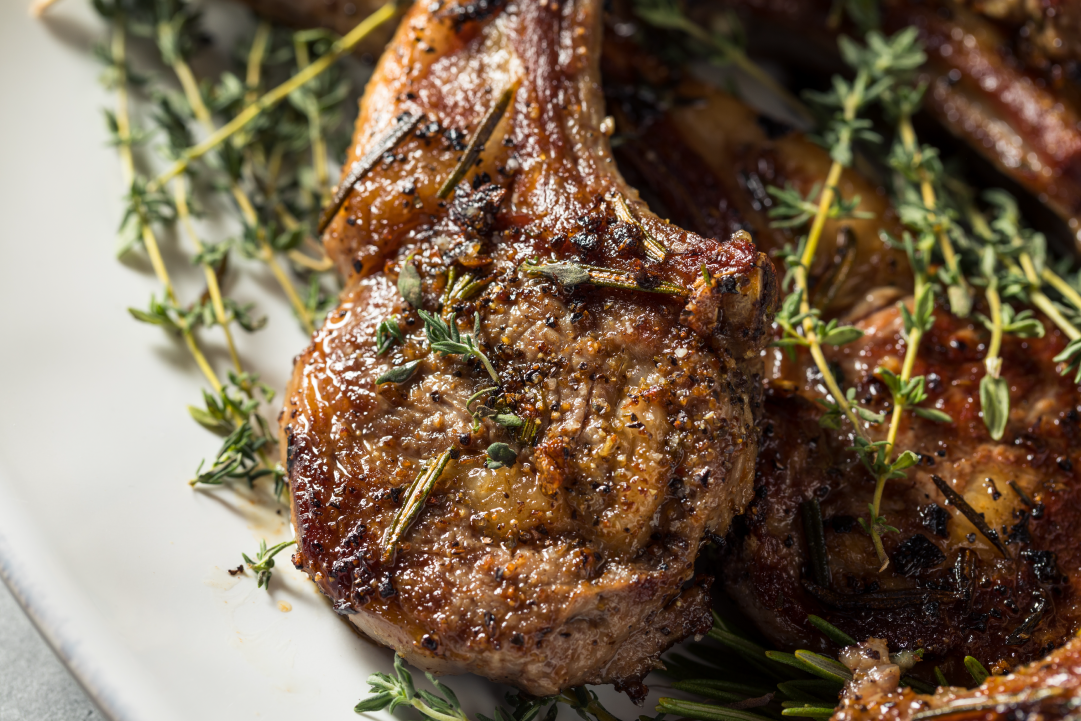 لحم الخروف المشوي مع الأرز البري والأعشاب