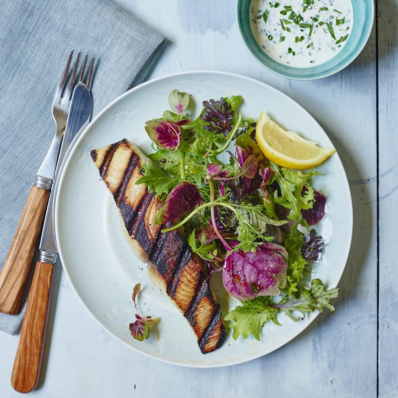 سلطة السلمون المشوي مع الأعشاب والليمون