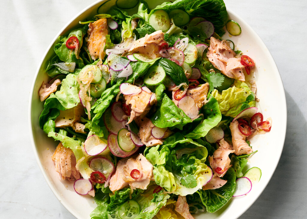 سلمون مشوي مع صوص الليمون والأعشاب، مع سلطات خضراء