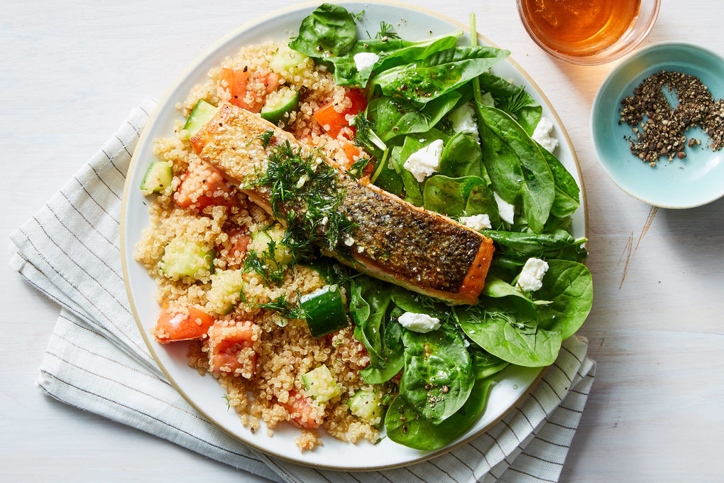 السلمون المشوي مع الكينوا والسبانخ