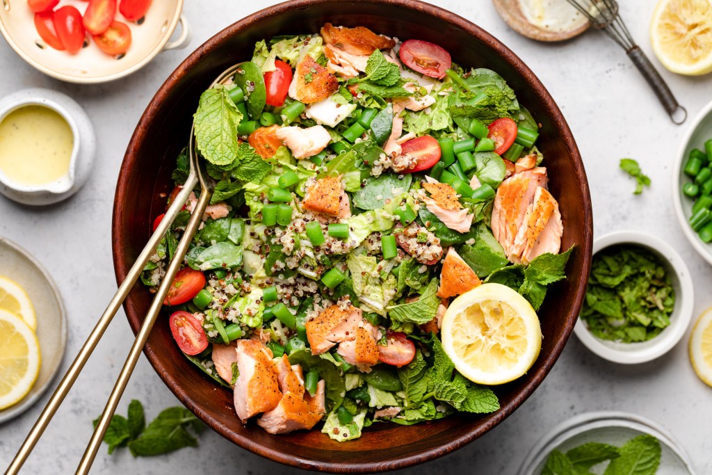 السلمون المشوي مع سلطة الكينوا والخضروات