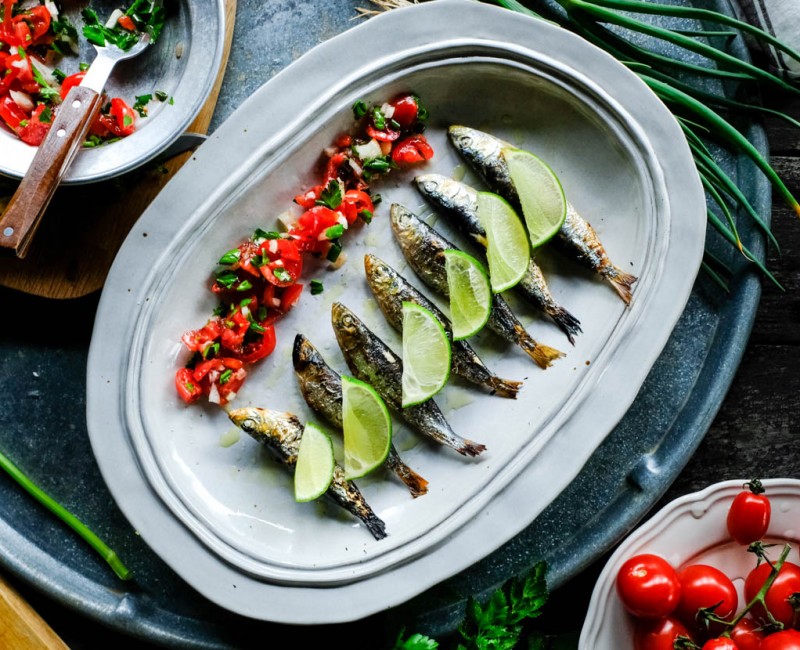 فطيرة السردين المشوي مع الخضروات الطازجة