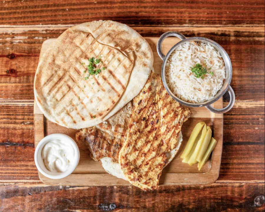 كبة نباتية مشوية مع الصلصة اليونانية