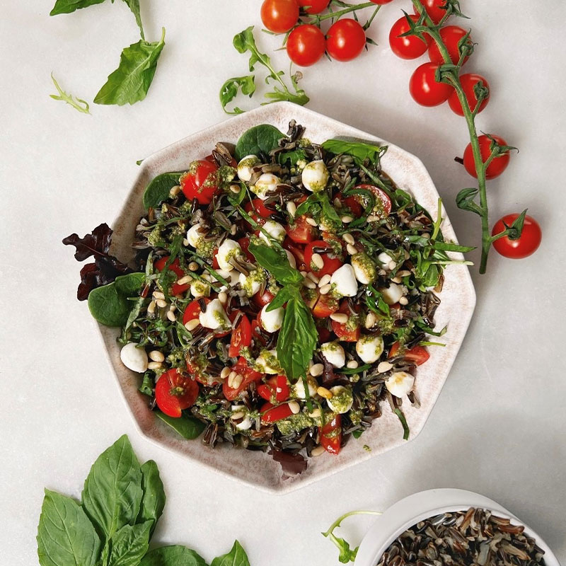 سلطة الروكا والأفوكادو والجوز الصحية