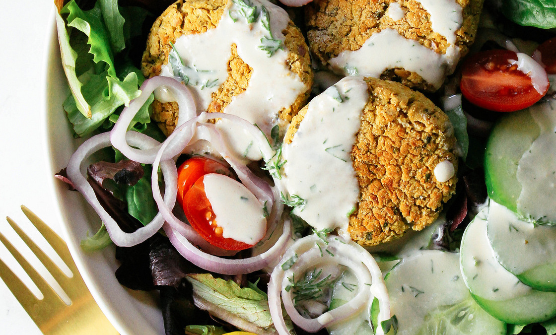 الفلافل المشوية مع الطحينة والسلطة الصحية