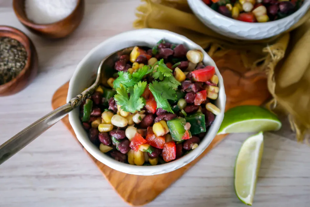 مقبلات الفاصوليا السوداء والذرة الصحية والمبتكرة