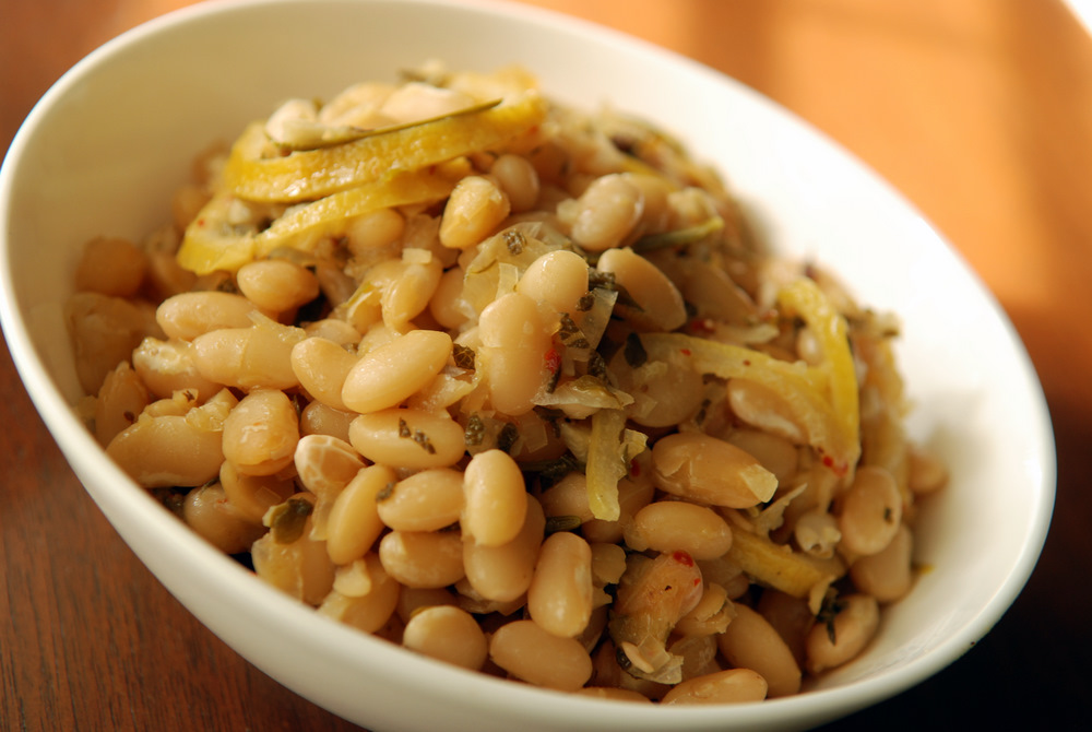 فاصوليا مطبوخة مع الثوم والأعشاب الصحية للقلب