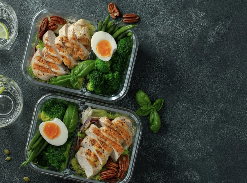 بيض مسلوق مع خضروات طازجة صحية