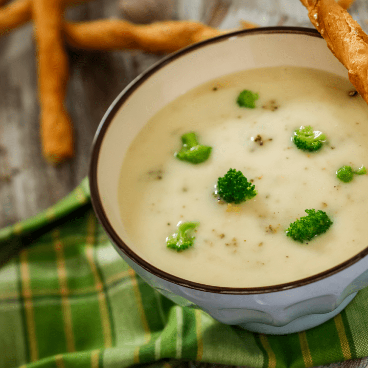 شوربة البروكلي والكزبرة الصحية