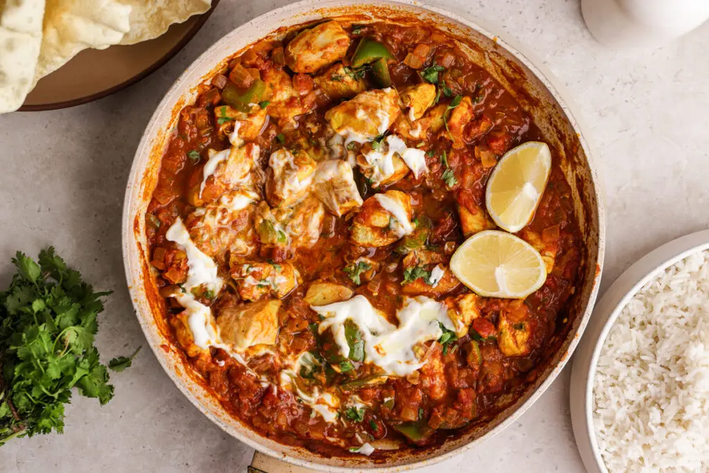 أرز بسمتي بني صحي مع دجاج وخضروات مبخرة — وجبة عائلية غنية بالبروتين