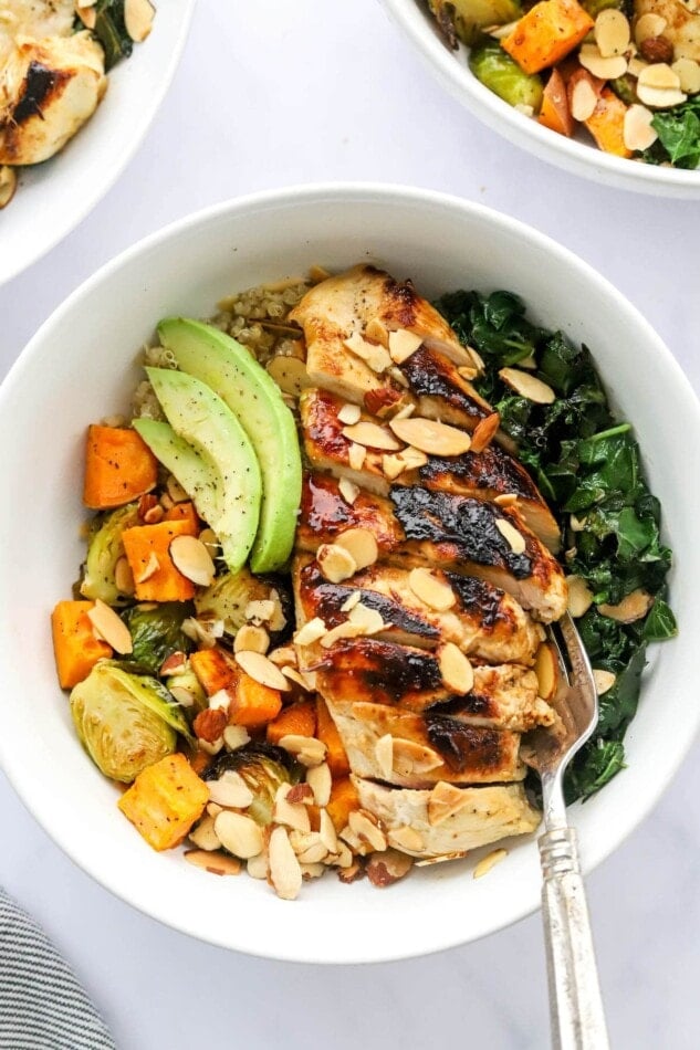 وعاء الأرز البني الصحي بالدجاج والخضار المشوية — وجبة عائلية سهلة