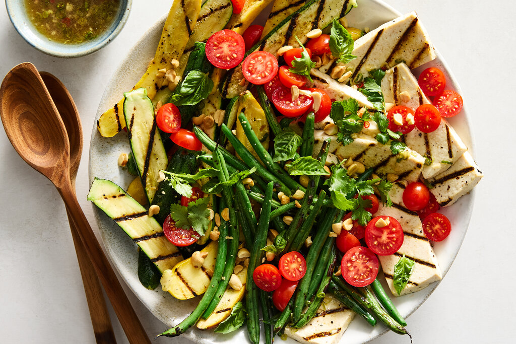 سلطة الكرنب واللوز المحمص الصحية