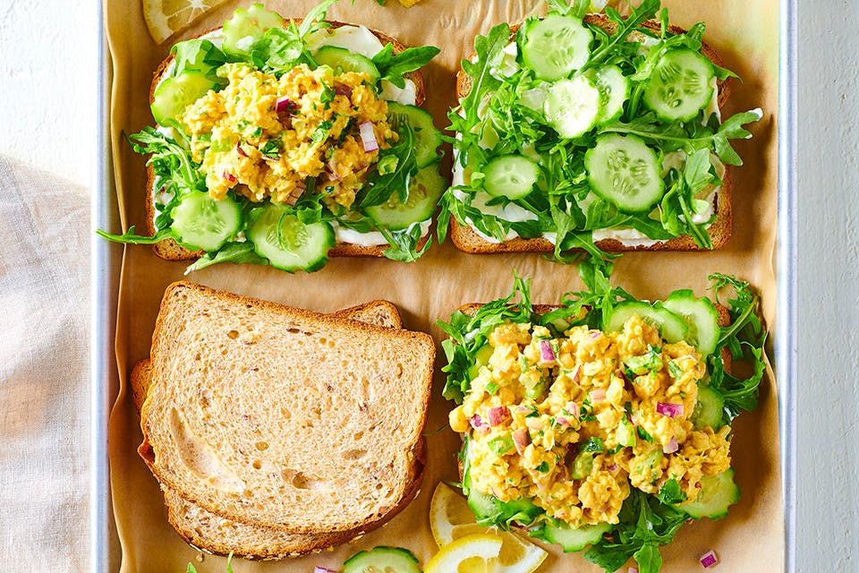 سندويش الحمص والأفوكادو على خبز الشوفان الصحي