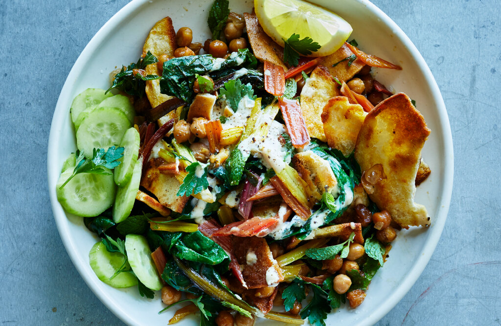 سلطة الحمص والطحينية مع الخيار والطماطم الصحية للقلب