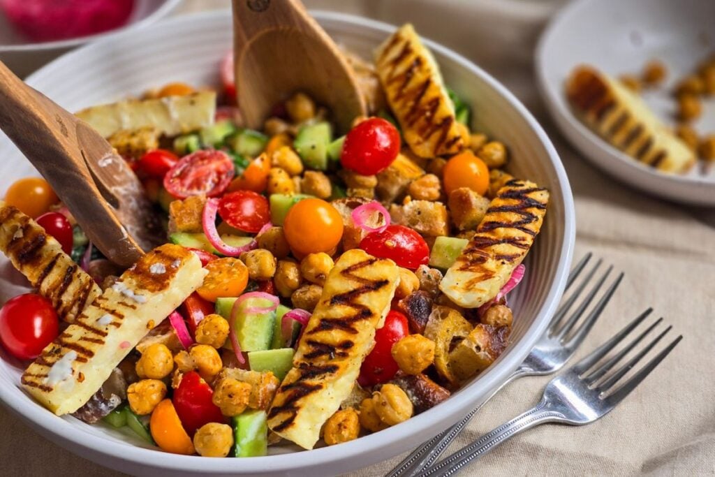 سلطة الحمص والفول مع شرائح الخيار والطماطم لمرضى السكري