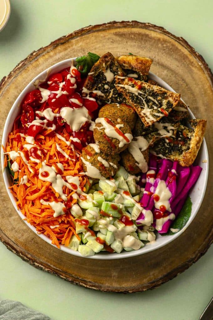 مقبلات الفلافل مع صوص الطحينية والخضروات الطازجة