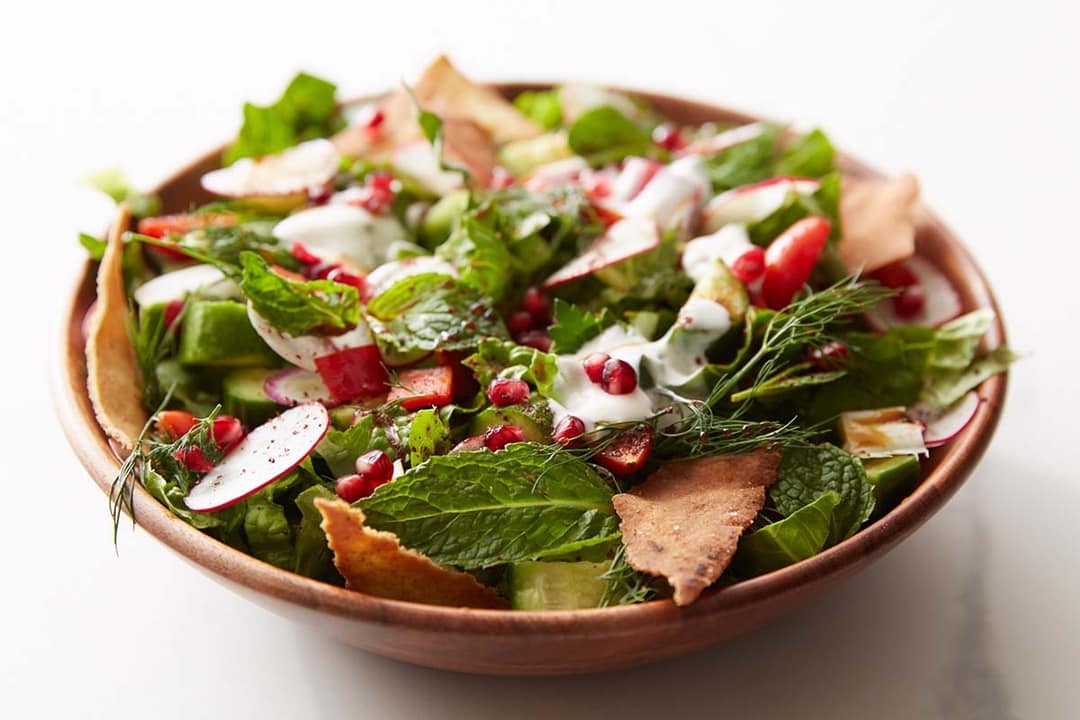 سلطة الفتوش الصحية مع دبس الرمان الطبيعي