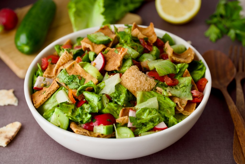 سلطة الفتوش الصحية مع البقدونس والنعناع والخبز المحمص