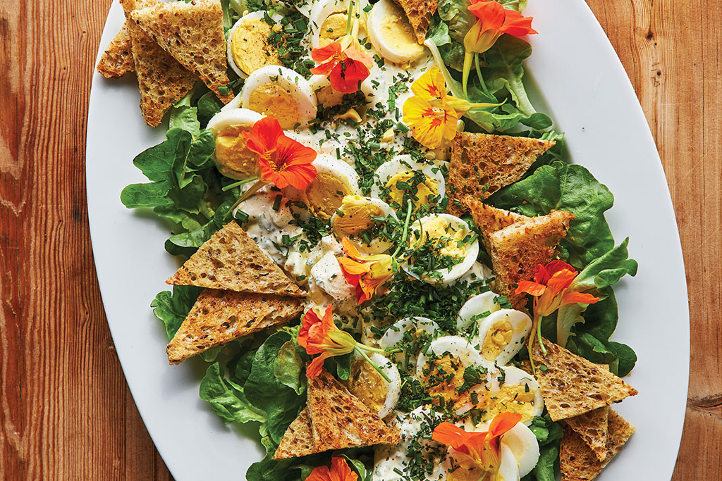 فتوش صحي مع خبز أسمر لمرضى السكري