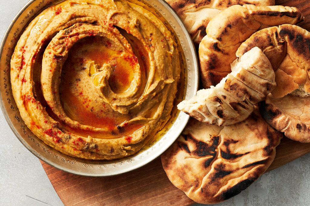 فول بالزيت والثوم مع خبز الحبوب الكاملة