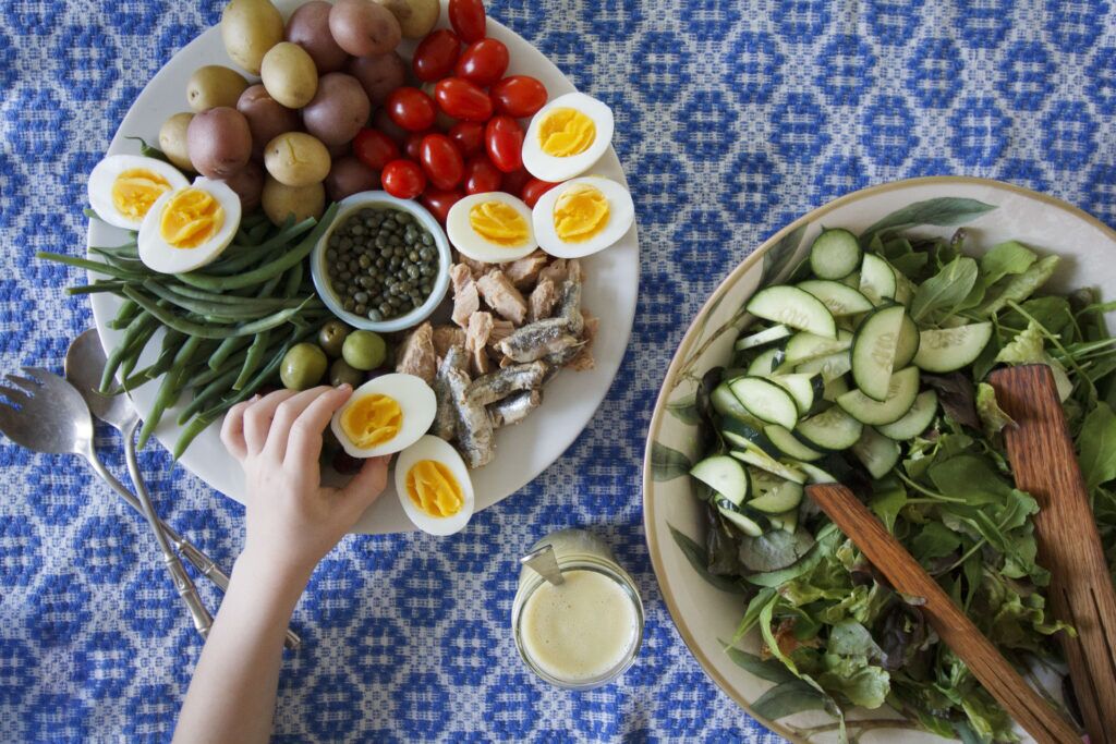 سلطة الفيتا والزيتون والطماطم والخس الصحية لقلب سليم