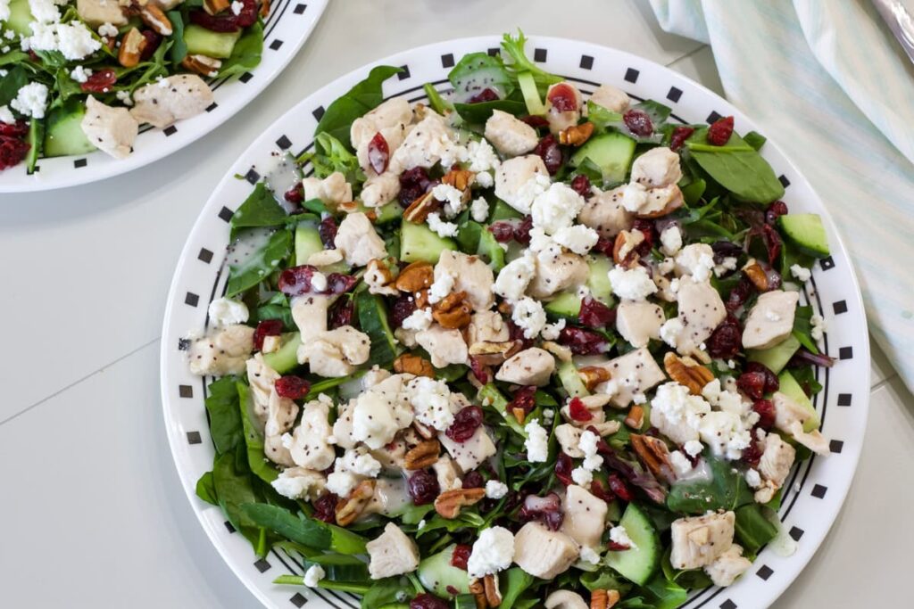 سلطة يونانية صحية بزيت الزيتون والجبن القليل الدسم