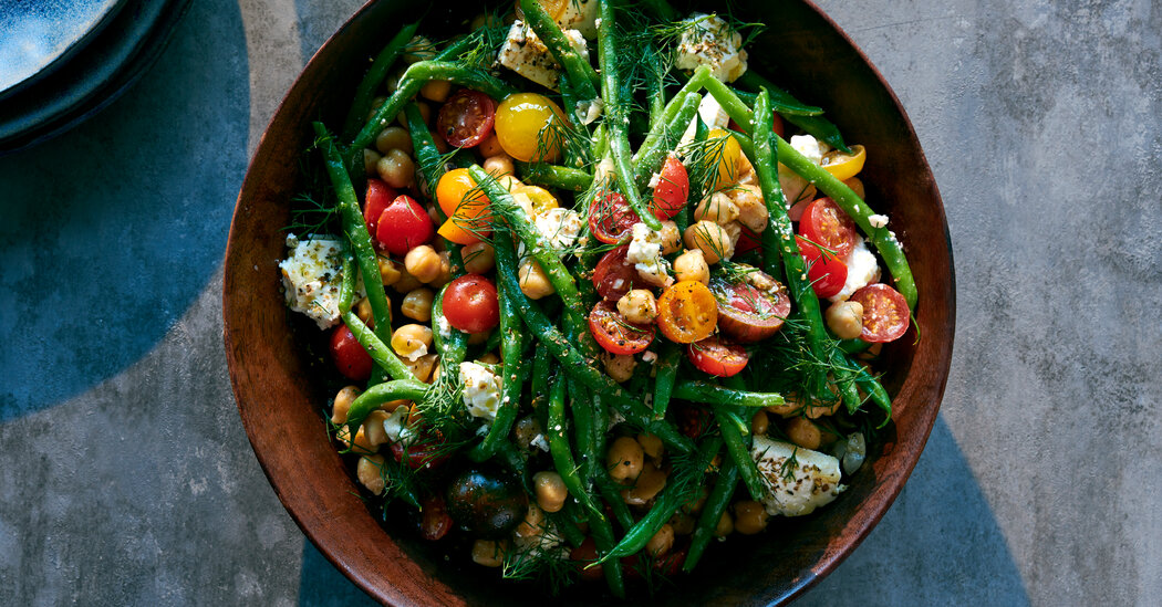 سلطة الفول الأخضر والطماطم الصحية