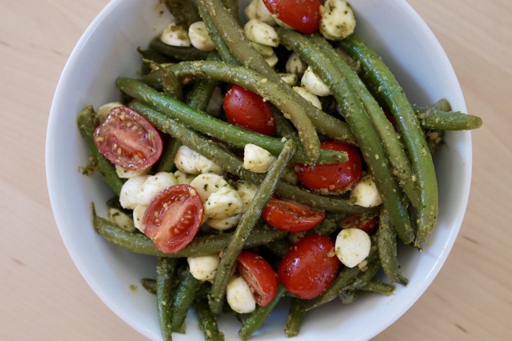 سلطة الفول الأخضر والطماطم والبصل الأحمر الصحية