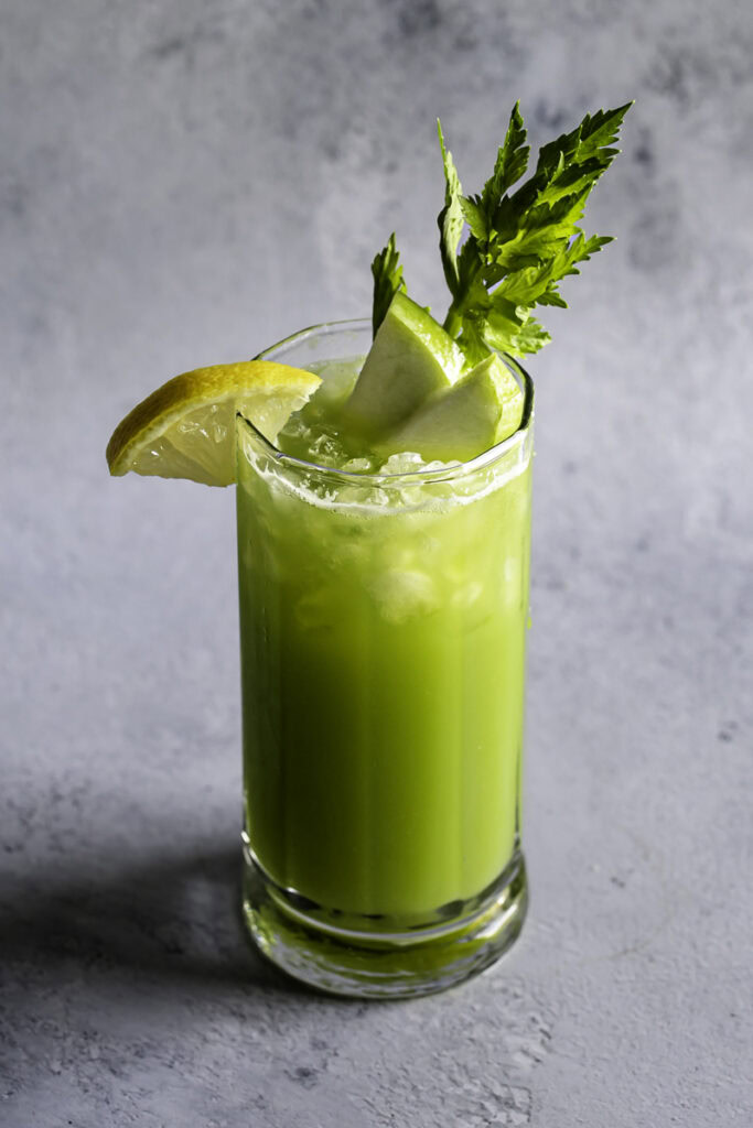 عصير أخضر صحي ومنعش للرجيم: سبانخ وكرفس وتفاح سهل وسريع