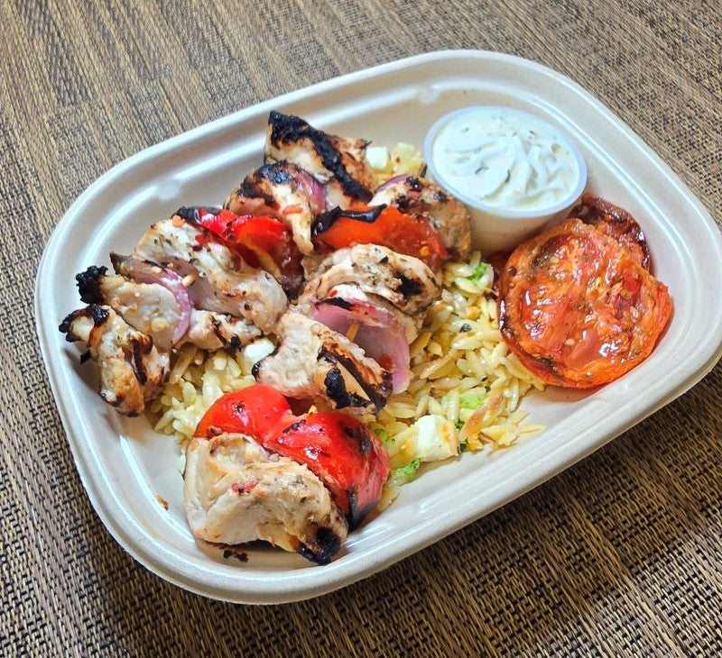 كبّاب الدجاج المشوي مع السلطة اليونانية الصحية