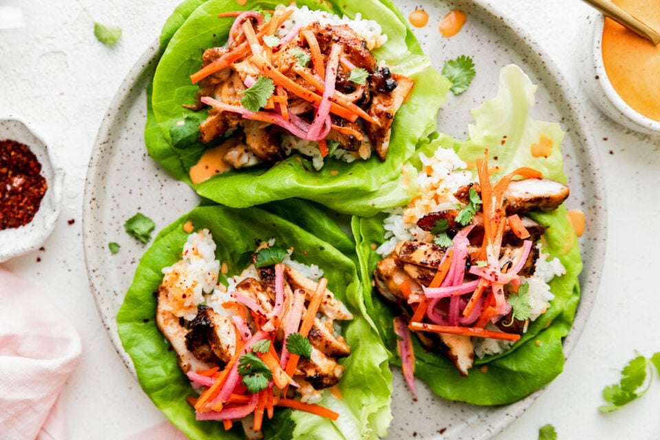 لفائف الخس بالدجاج المشوي والصلصة الصحية