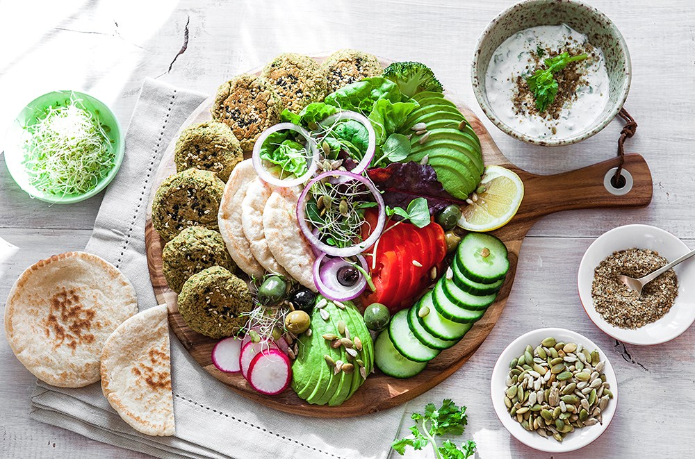 الطعمية المشوية مع صلصة اللبن الزبادي الصحية