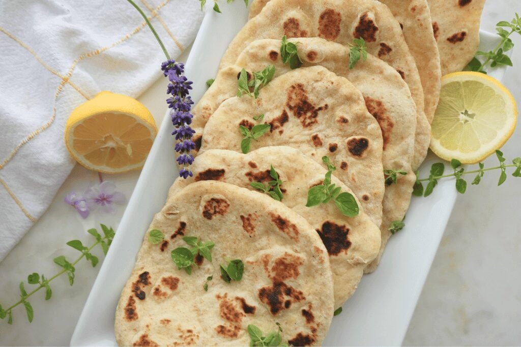 حمص بالثوم والليمون على طريقة صحية مع خبز الحبوب الكاملة