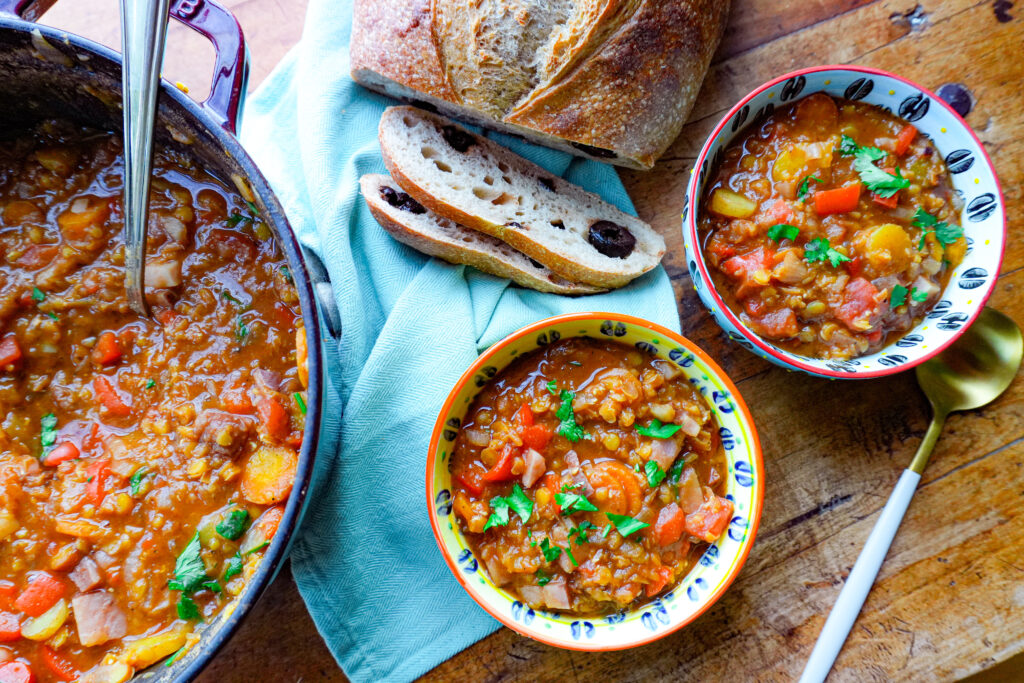 شوربة العدس والخضروات الصحية في أكواب جاهزة للأخذ